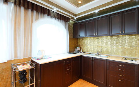 Villa Rosso: Cabinetry, Controsoffitto, Mobilia, Proprietà, Costruzione, Cassetto, Cassettiera, Legna, Cucina, Lavello