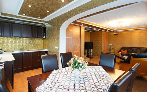 Villa Rosso: Mobilia, Tavolo, Proprietà, Decorazione, Interior Design, Illuminazione, Sedia, Architettura, Pavimentazione, Pavimento