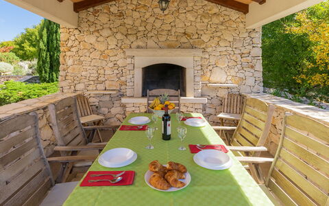 Albina: Pianta, Tavolo, Proprietà, Mobilia, Costruzione, Sedia, Portico, Legna, Interior Design, Mobili Da Esterno