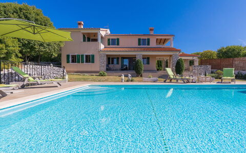 Albina: Acqua, Costruzione, Pianta, Proprietà, Cielo, Piscina, Azzurro, Località Balneare, Casa, Albero