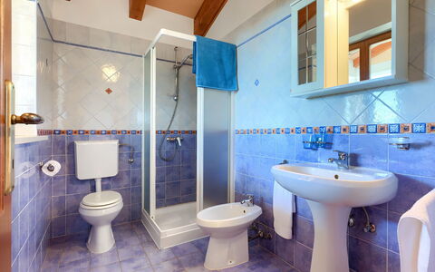 Albina: Specchio, Idraulico Fixture, Rubinetto, Proprietà, Lavello, Lavandino Del Bagno, Viola, Bagno, Blu, Azzurro