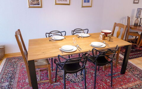 Miremont B7: Tavolo, Cornice, Mobilia, Sedia, Legna, Pavimentazione, Pavimento, Color Legno, Rettangolo, Costruzione