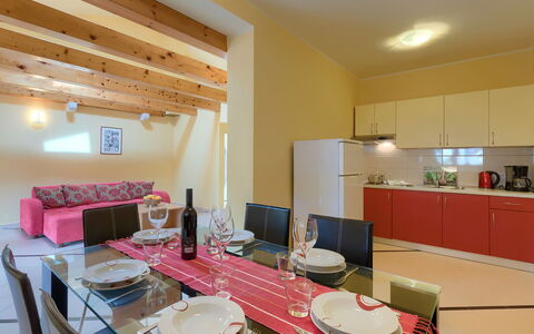 Ljiljana: Proprietà, Tavolo, Mobilia, Costruzione, Controsoffitto, Cabinetry, Cucina, Rubinetto, Interior Design, Sedia
