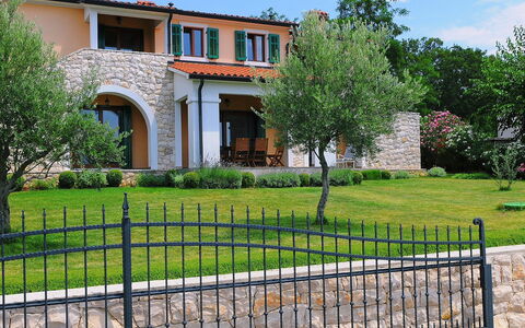 Marina: Proprietà, Casa, Casa, Zona Residenziale, Immobiliare, Costruzione, Estate, Architettura, Recinzione, Parete
