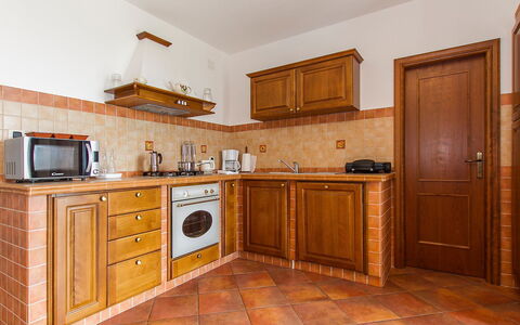 Marina: Mobilia, Camera, Proprietà, Cabinetry, Cucina, Costruzione, Controsoffitto, Pavimento, Immobiliare, Casa