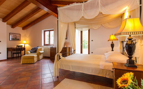 Marina: Camera, Proprietà, Mobilia, Costruzione, Camera Da Letto, Interior Design, Letto, Suite, Soffitto, Casa