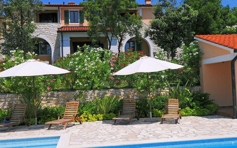 Biljana: Proprietà, Piscina, Immobiliare, Casa, Costruzione, Zona Residenziale, Casa, Ombrello, Shade, Ricorrere