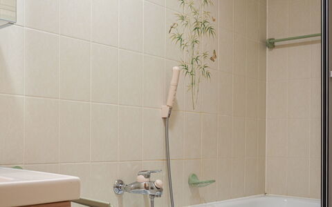 Valet de Coeur: Idraulico Fixture, Vasca Da Bagno, Interior Design, Bagno, Legna, Parete, Pavimentazione, Pavimento, Linea, Idraulico