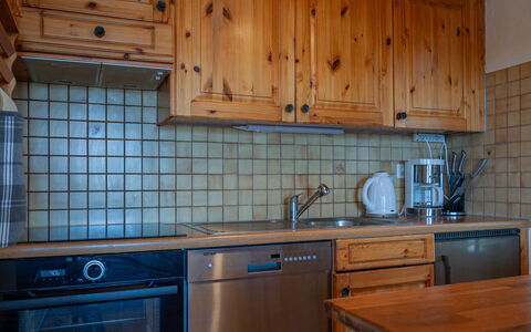 Valet de Coeur: Marrone, Cabinetry, Controsoffitto, Lavandino Della Cucina, Proprietà, Mobilia, Rubinetto, Lavello, Cucina, Legna