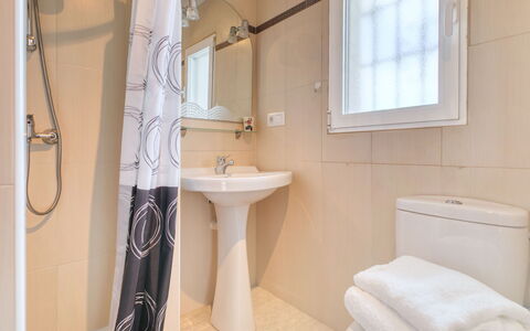 Isabel: Bagno, Proprietà, Camera, Parete, Pavimento, Piastrella, Interior Design, Casa, Immobiliare, Architettura