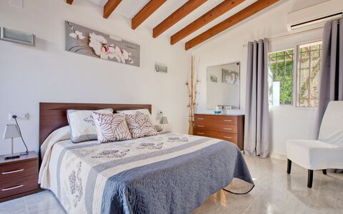 Isabel: Camera Da Letto, Mobilia, Proprietà, Letto, Camera, Interior Design, Telaio Del Letto, Lenzuolo, Soffitto, Parete