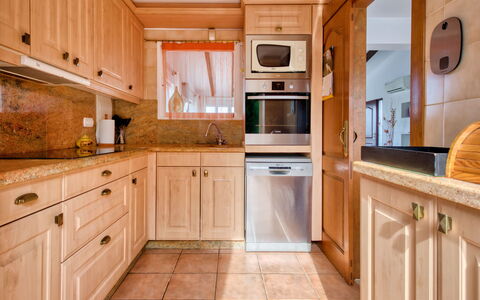 Isabel: Marrone, Controsoffitto, Cabinetry, Proprietà, Mobilia, Elettrodomestico Da Cucina, Cucina, Legna, Cucina Stufa, Interior Design