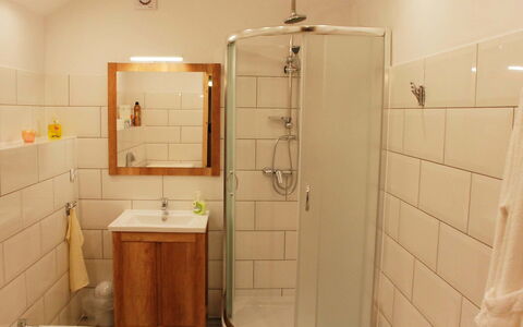 Karpacz Kowary: Bagno, Camera, Proprietà, Piastrella, Idraulico Fixture, Doccia Porta, Porta, Bagno Accessorio, Interior Design, Architettura