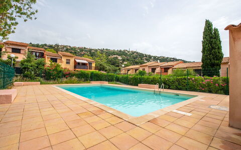 Le Hameau du Soleil: Mobilia, Tavolo, Cielo, Sedia, Legna, Interior Design, Albero, Pavimento, Shade, Costruzione