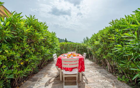 Le Hameau du Soleil: Mobilia, Tavolo, Cielo, Sedia, Legna, Interior Design, Albero, Pavimento, Shade, Costruzione