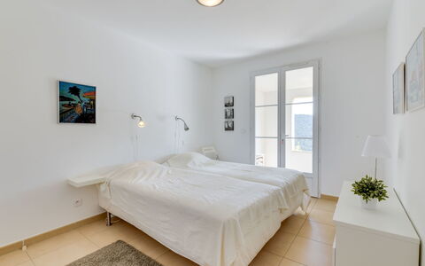 Le Belvédère: Camera Da Letto, Camera, Proprietà, Mobilia, Letto, Pavimento, Lenzuolo, Telaio Del Letto, Soffitto, Interior Design