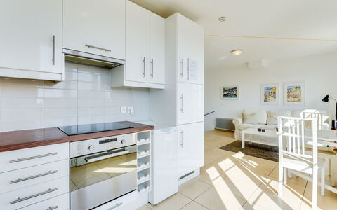 Le Belvédère: Camera, Proprietà, Bianca, Mobilia, Cucina, Controsoffitto, Interior Design, Cabinetry, Costruzione, Pavimento