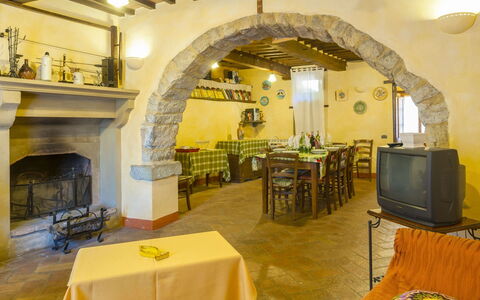 Casa la Primula: Mobilia, Parete, Interior Design, Tavolo, Soffitto, Cucina & Sala Da Pranzo Tavolo, Sedia, Pavimentazione, Camera, Sala Da Pranzo