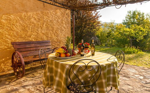 Casa la Primula: Tavolo, Pianta, Mobilia, Proprietà, Tavolo Esterno, Foglia, Ruota, Tavola, Mobili Da Esterno, Legna