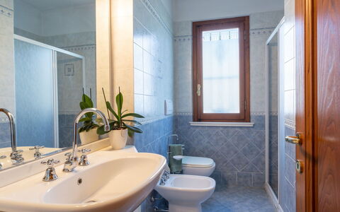 Marinella: Specchio, Idraulico Fixture, Rubinetto, Proprietà, Lavello, Lavandino Del Bagno, Pianta, Bagno, Viola, Azzurro