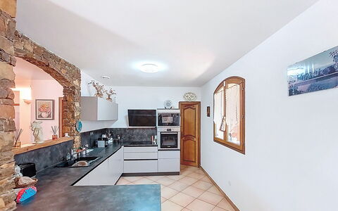 La Péguière: Cucina, Interior Design, Controsoffitto, Mobilia, Pavimentazione, Soffitto, Pavimento, Cabinetry, Camera, Elettrodomestico Da Cucina