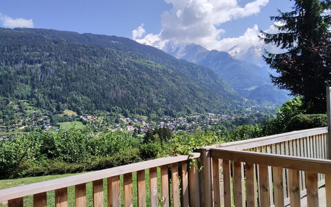 Le Clos Alpin: Nube, Cielo, Proprietà, Montagna, Verde, Ambiente Naturale, Albero, Pianta, Paesaggio Naturale, Recinzione