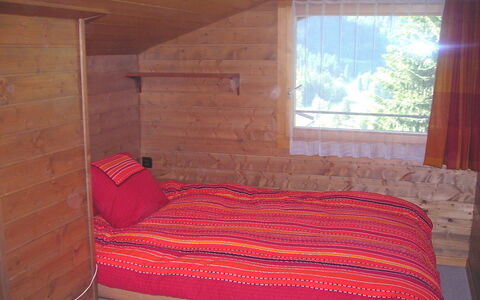 Chalet Almis 5: Comfort, Finestra, Legna, Shade, Casa, Costruzione, Interior Design, Pavimento, Color Legno, Pavimentazione