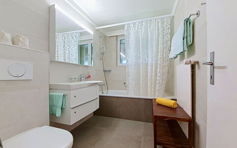 Chalet Almis 5: Bagno, Interior Design, Idraulico Fixture, Pavimentazione, Pavimento, Lavandino Del Bagno, Mobiletto Del Bagno, Lavello, Rubinetto, Gabinetto