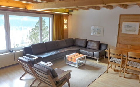Chalet Almis 5: Divano, Tavolo, Mobilia, Proprietà, Legna, Divano Letto, Interior Design, Soggiorno, Pavimentazione, Pavimento