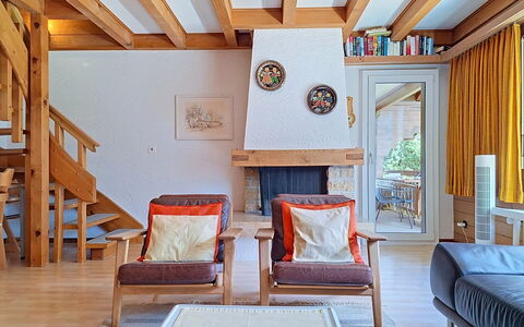 Chalet Almis 5: Mobilia, Interior Design, Pavimentazione, Pavimento, Legna, Soffitto, Camera, Sedia, Soggiorno, Pavimento In Legno