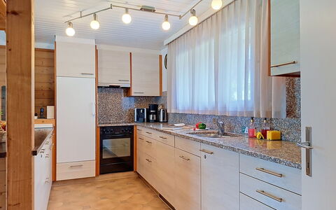 Chalet Almis 5: Cucina, Controsoffitto, Interior Design, Pavimentazione, Elettrodomestico Da Cucina, Cabinetry, Legna, Apparecchio Major, Soffitto, Pavimento