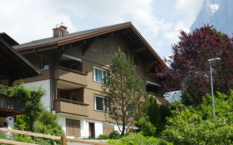 Chalet Almis 5: Pianta, Nube, Cielo, Costruzione, Finestra, Casa, Albero, Lotto, Villetta, Biome