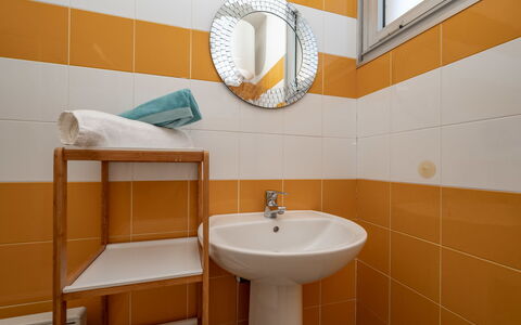 La Bouée: Specchio, Rubinetto, Idraulico Fixture, Lavello, Proprietà, Lavandino Del Bagno, Bianca, Bagno, Interior Design, Architettura