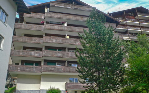 Zermatt 30: Nube, Costruzione, Cielo, Giorno, Finestra, Pianta, Urban Design, Architettura, Quartiere, Condominio