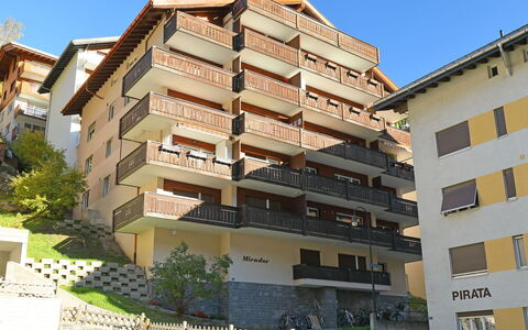 Zermatt 30: Costruzione, Giorno, Proprietà, Pianta, Finestra, Cielo, Palazzone, Urban Design, Condominio, Zona Residenziale