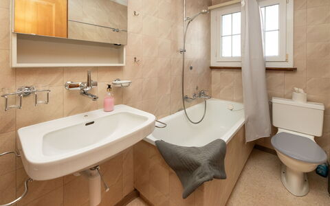 Chalet Spassvogel: Bagno, Lavandino Del Bagno, Idraulico Fixture, Vasca Da Bagno, Interior Design, Lavello, Pavimentazione, Pavimento, Rubinetto, Idraulico