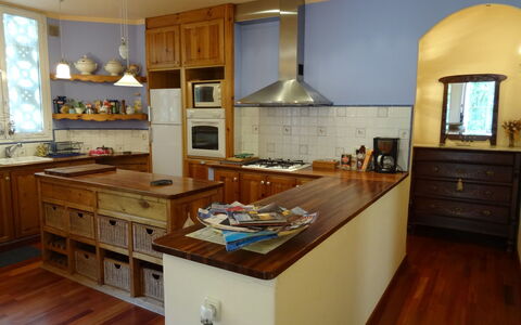 Olot: Controsoffitto, Cabinetry, Mobilia, Camera, Cucina, Proprietà, Pavimento In Legno, Latifoglie, Costruzione, Interior Design