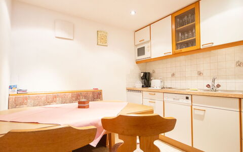Christian: Camera, Proprietà, Mobilia, Interior Design, Costruzione, Cucina, Casa, Immobiliare, Pavimento, Tavolo