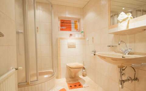 Christian: Bagno, Proprietà, Camera, Interior Design, Idraulico Fixture, Vasca Da Bagno, Soffitto, Piastrella, Architettura, Costruzione