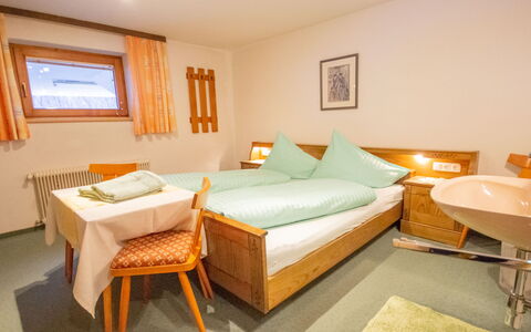 Christian: Camera, Camera Da Letto, Letto, Mobilia, Proprietà, Telaio Del Letto, Lenzuolo, Interior Design, Pavimento, Costruzione