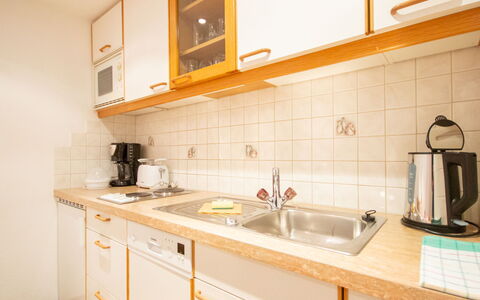 Christian: Proprietà, Camera, Cucina, Mobilia, Cabinetry, Controsoffitto, Casa, Giallo, Costruzione, Interior Design