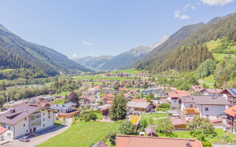 Christian: Geografia Montane, Montagna, Paesino Di Montagna, Hill Station, Cittadina, Zona Residenziale, Catena Montuosa, Cielo, Villaggio, Insediamento Umano