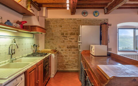 Villa Monteloro: Controsoffitto, Camera, Proprietà, Mobilia, Cucina, Cabinetry, Costruzione, Pavimento, Interior Design, Lavello