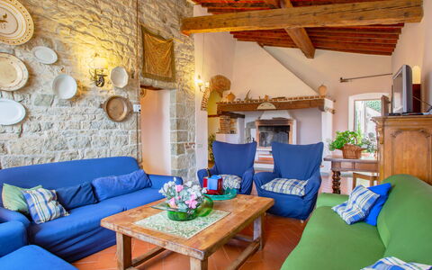 Villa Monteloro: Tavolo, Divano, Mobilia, Proprietà, Blu, Pianta Della Casa, Azzurro, Cornice, Interior Design, Soggiorno