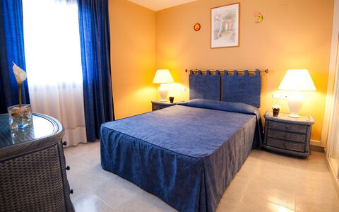 Turquesa Beach 03: Camera Da Letto, Letto, Camera, Mobilia, Proprietà, Lenzuolo, Telaio Del Letto, Interior Design, Pavimento, Materasso