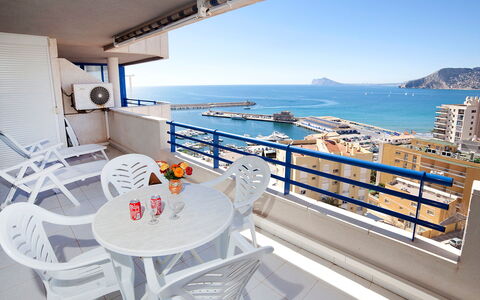 Turquesa Beach 03: Cielo, Acqua, Tavolo, Proprietà, Mobilia, Costruzione, Azzurro, Architettura Navale, Sedia, Architettura