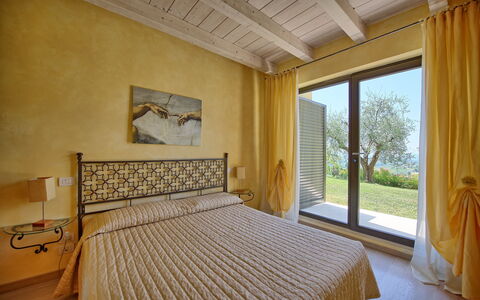Casa Lucia: Camera Da Letto, Camera, Proprietà, Letto, Mobilia, Soffitto, Interior Design, Bedding, Lenzuolo, Telaio Del Letto