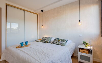 Les Côteaux du Préconil 480.4: Mobilia, Interior Design, Letto, Camera Da Letto, Parete, Pavimentazione, Camera, Lampada, Soffitto, Pavimento