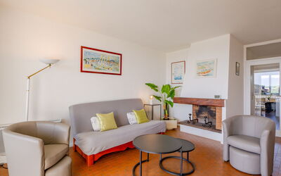 Les Côteaux du Préconil 480.7: Mobilia, Interior Design, Pavimentazione, Pavimento, Legna, Soffitto, Camera, Tavolo, Sedia, Soggiorno