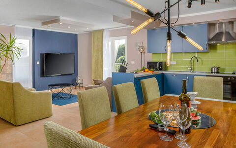 Villa Puntizela: Mobilia, Proprietà, Tavolo, Divano, Pianta Della Casa, Legna, Interior Design, Illuminazione, Pavimentazione, Soggiorno